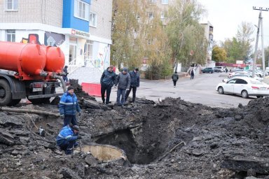 Обнаружено повреждение участка трубы, что являлось причиной снижения давления воды в этой части горо